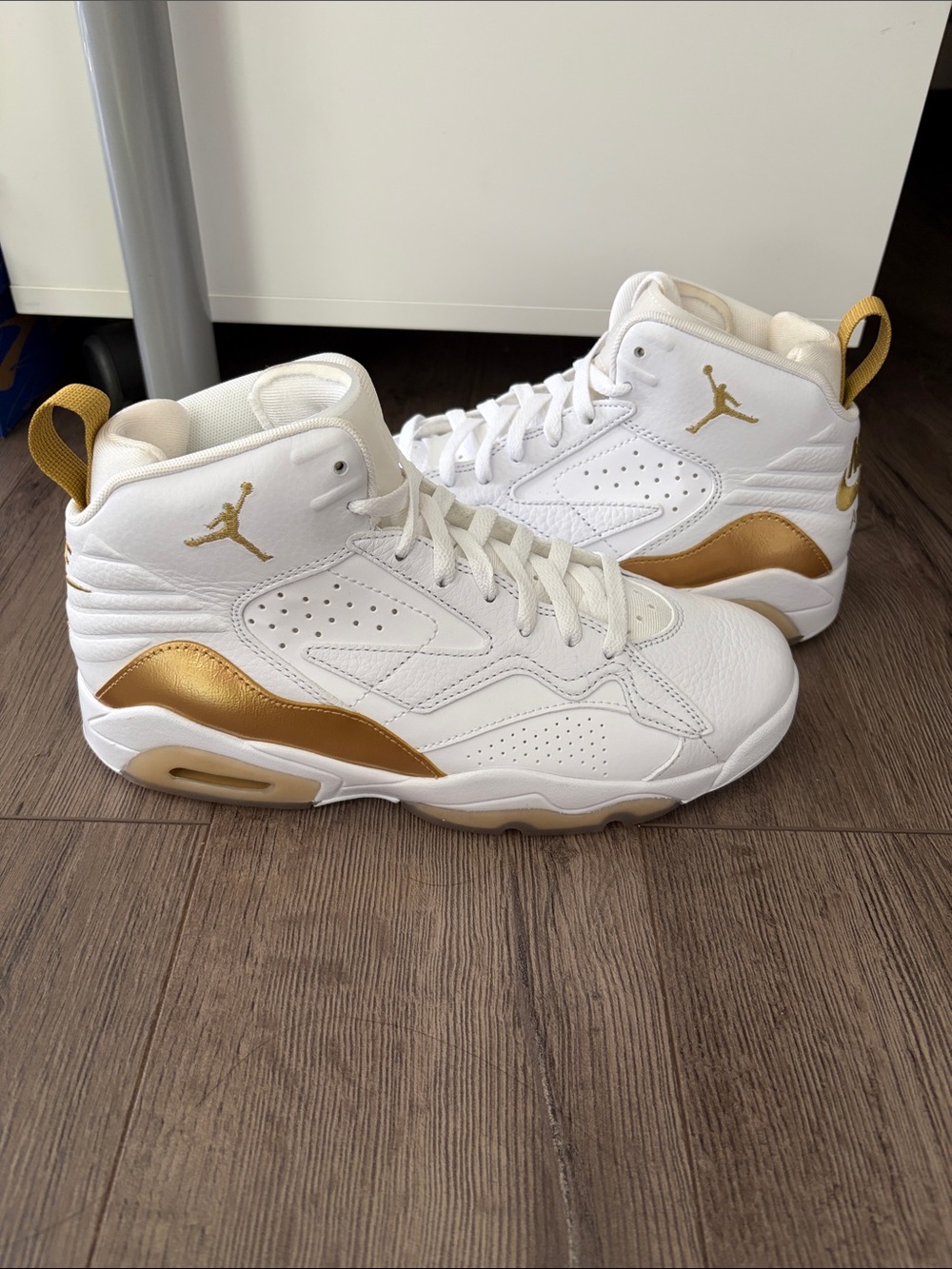 NEW Jordan MVP High-Top Sneakers - White & Gold. Women’s size 9.5 Men’s 8 - Picture 3 of 6